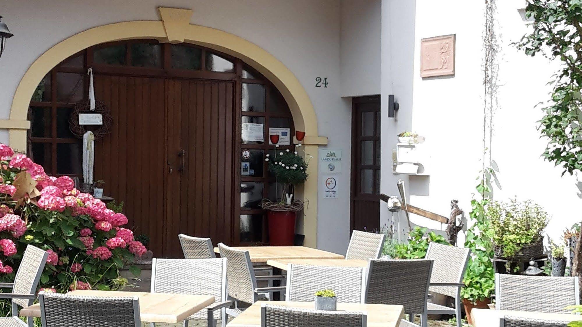 Johannishof Wein-Cafe & Gaestehaus Langsur Exterior photo